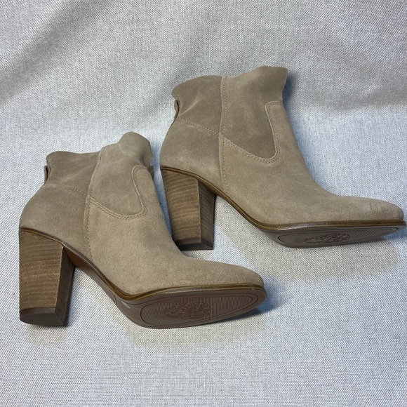 VINCE CAMUTO Feina Suede-Leather  Upper Bootie Stacked Block Heel. Size 9 New. - Picture 1 of 10